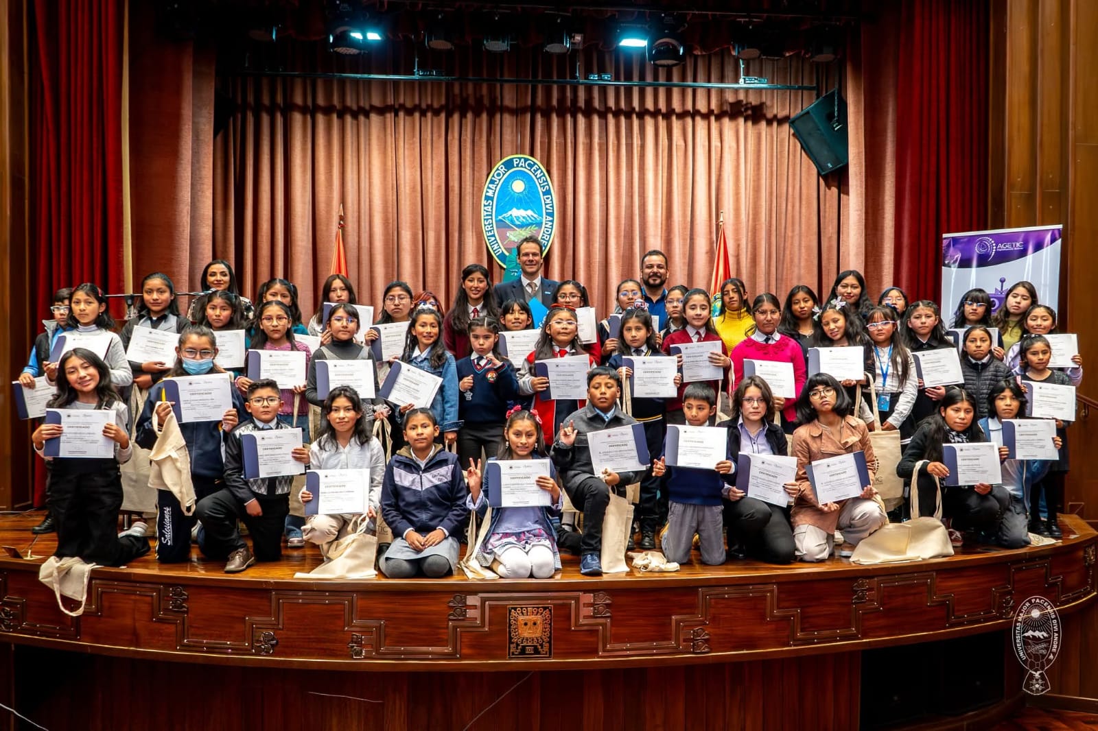 UMSA y aliados certifican a 158 niñas en robótica para cerrar la brecha de género en tecnología